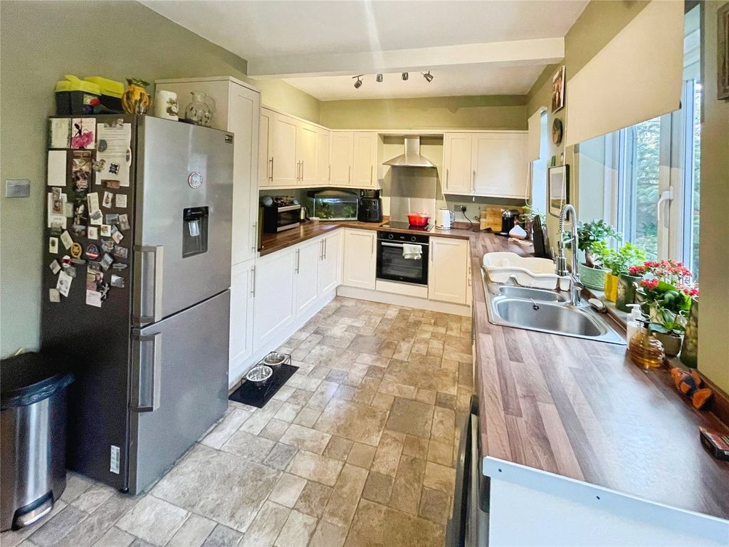 Property photo 3 of 19 Kitchen