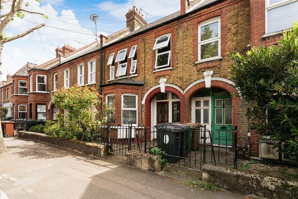 Property photo 1 of 28 Brettenham Road, E17