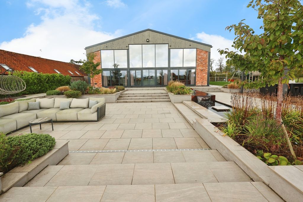 Property photo 3 of 38 4550324