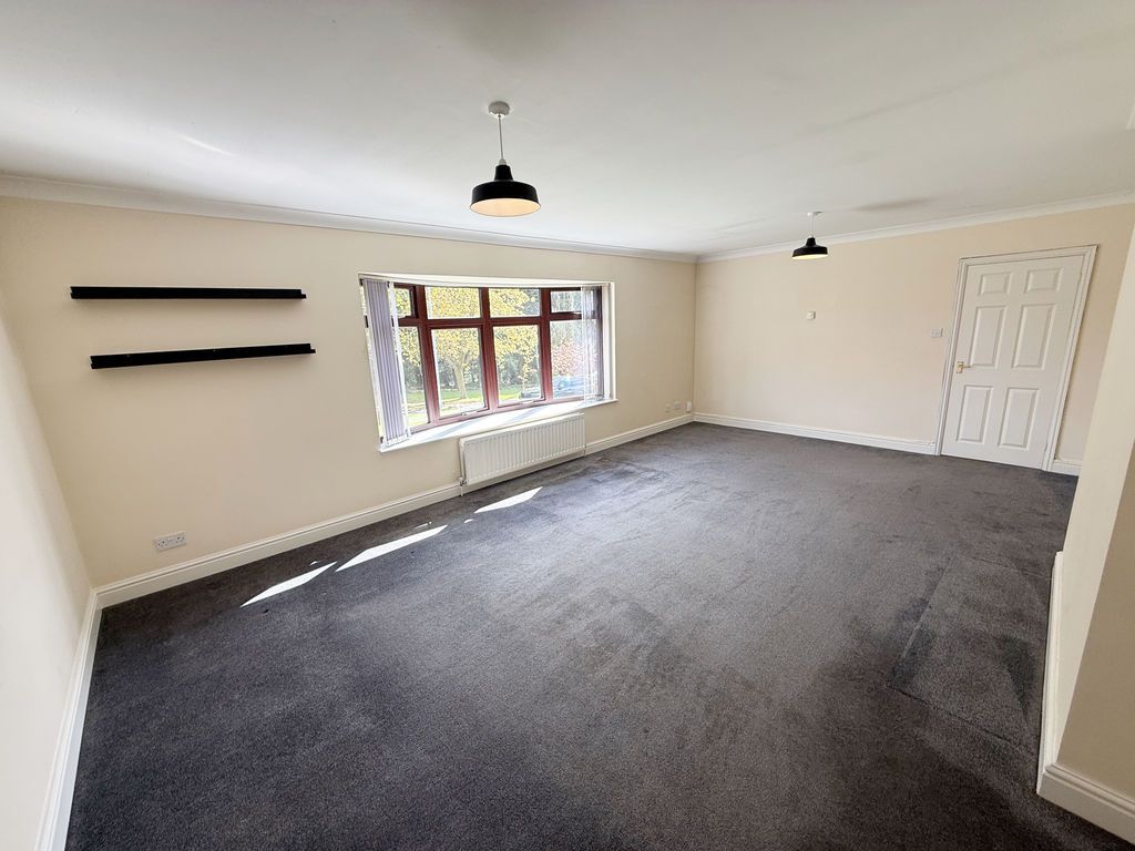 Property photo 3 of 18 Lounge