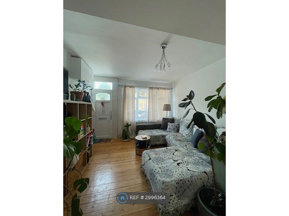 Property photo 1 of 14 Living Room