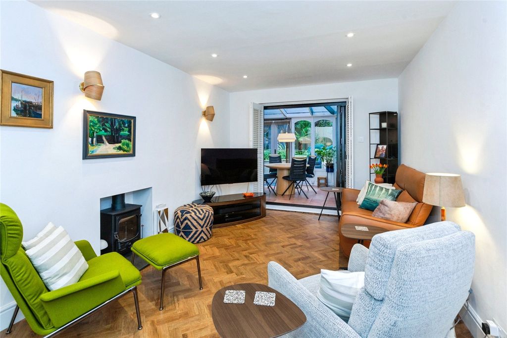 Property photo 2 of 27 Lounge