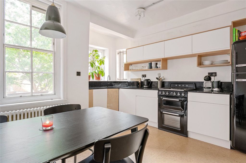 Property photo 3 of 10 Kitchen