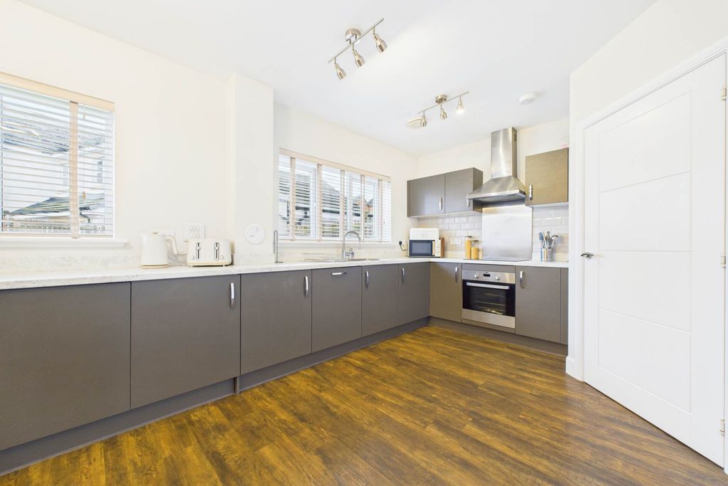 Property photo 3 of 31