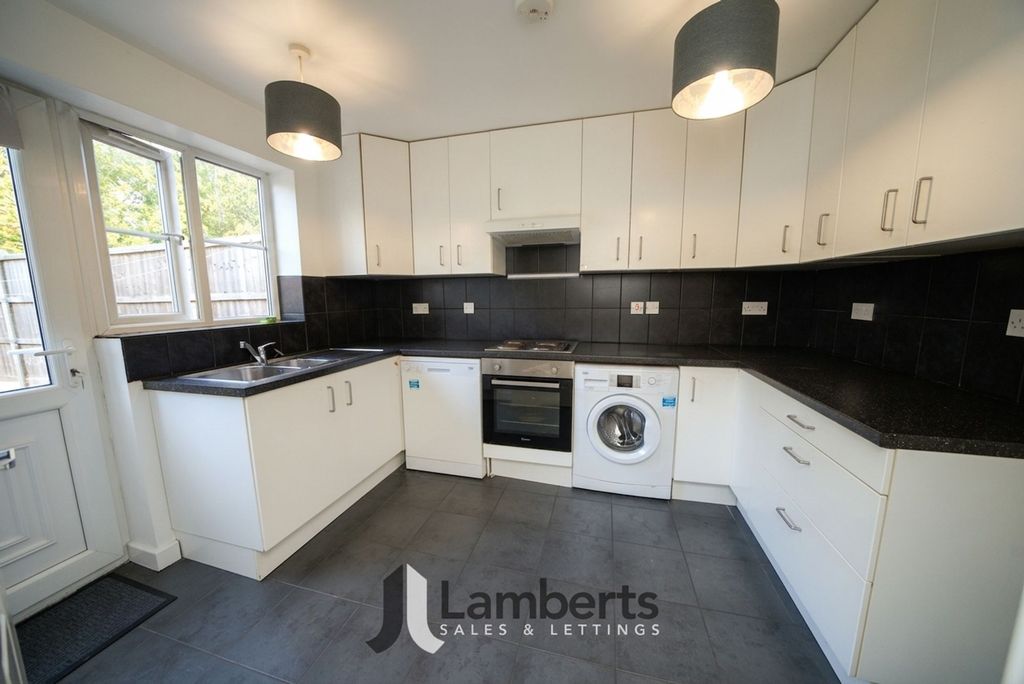 Property photo 3 of 18 Kitchen