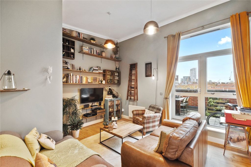 Property photo 1 of 6 Living Room