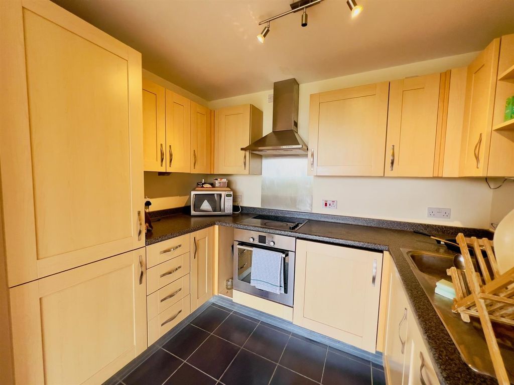 Property photo 3 of 7 Kitchen.Jpg