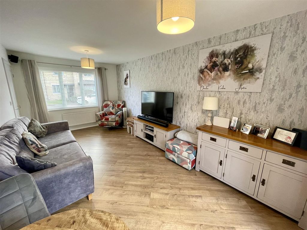 Property photo 3 of 17 Lounge