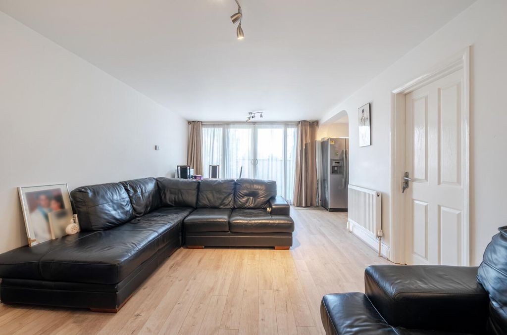 Property photo 3 of 10 Davidson Frost-Wellings,Dfw, Daneglen Court, Livin