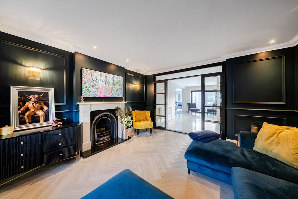 Property photo 2 of 21 Sitting Room