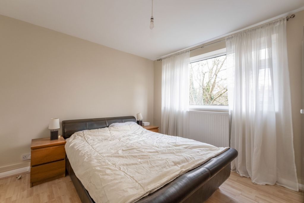 Property photo 3 of 6 4-Vandyke-Close-0...