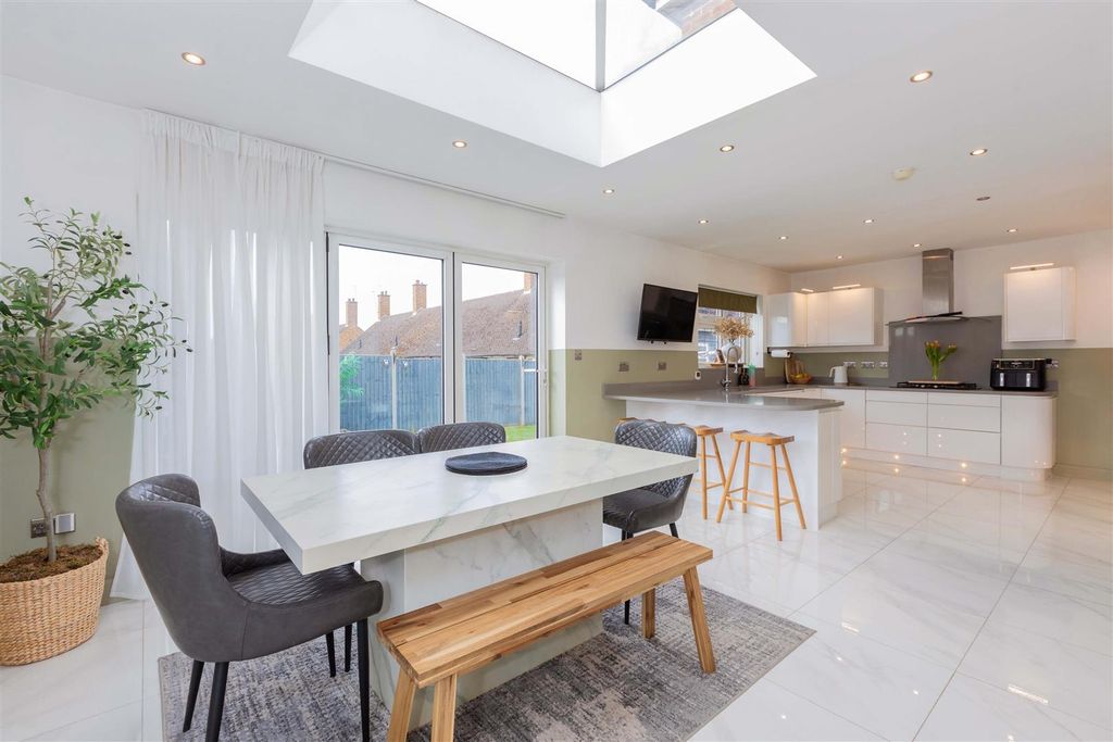 Property photo 2 of 20 340 Cippenham Lane-14.Jpg