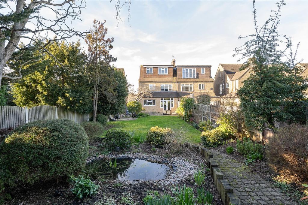 Property photo 3 of 27 Hollywood Way, E4