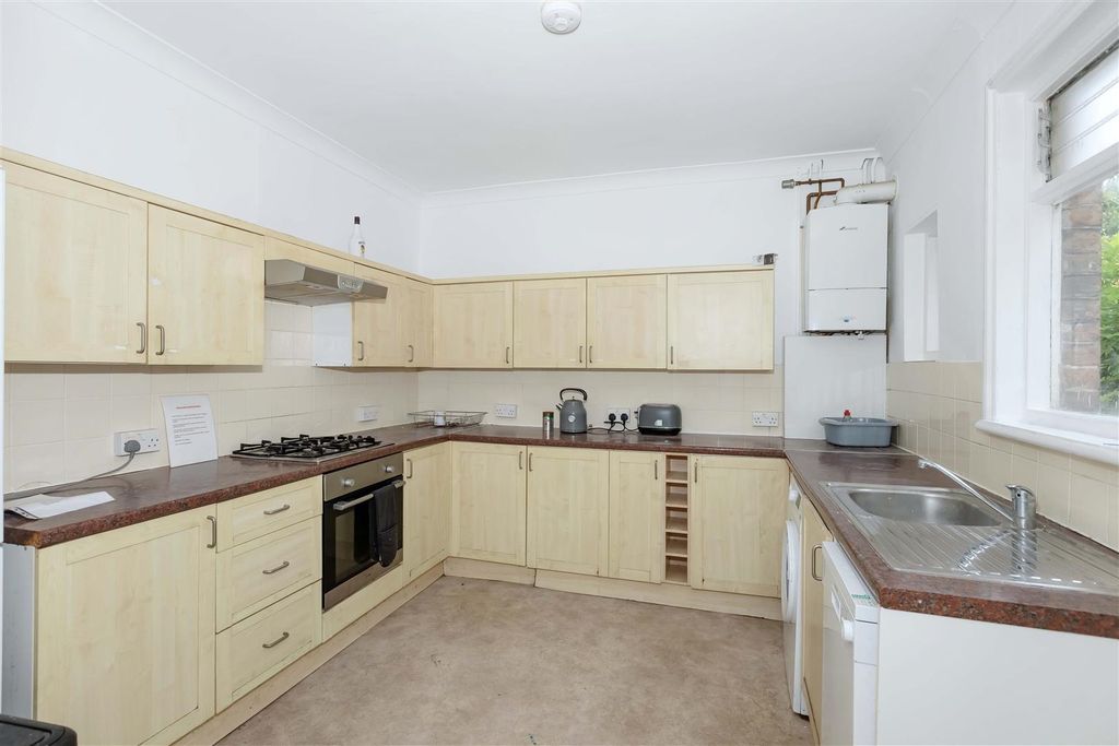 Property photo 2 of 15 Westcourt Rd_2.Jpg