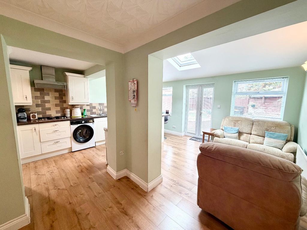 Property photo 3 of 12 Kitchen/Snug