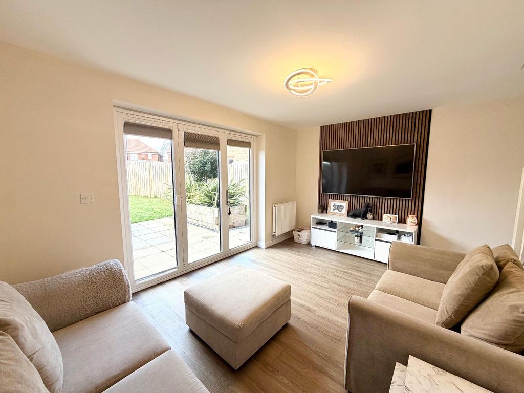 Property photo 3 of 16 Lounge