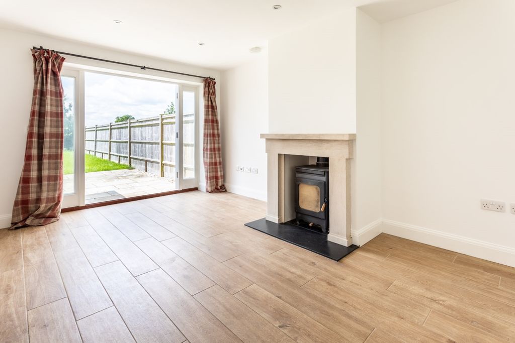 Property photo 3 of 12 3 Ewhurst Park Co...