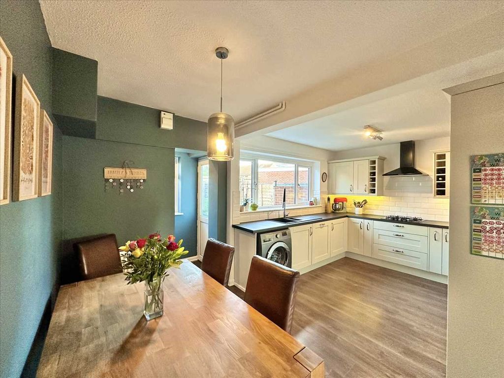 Property photo 3 of 27