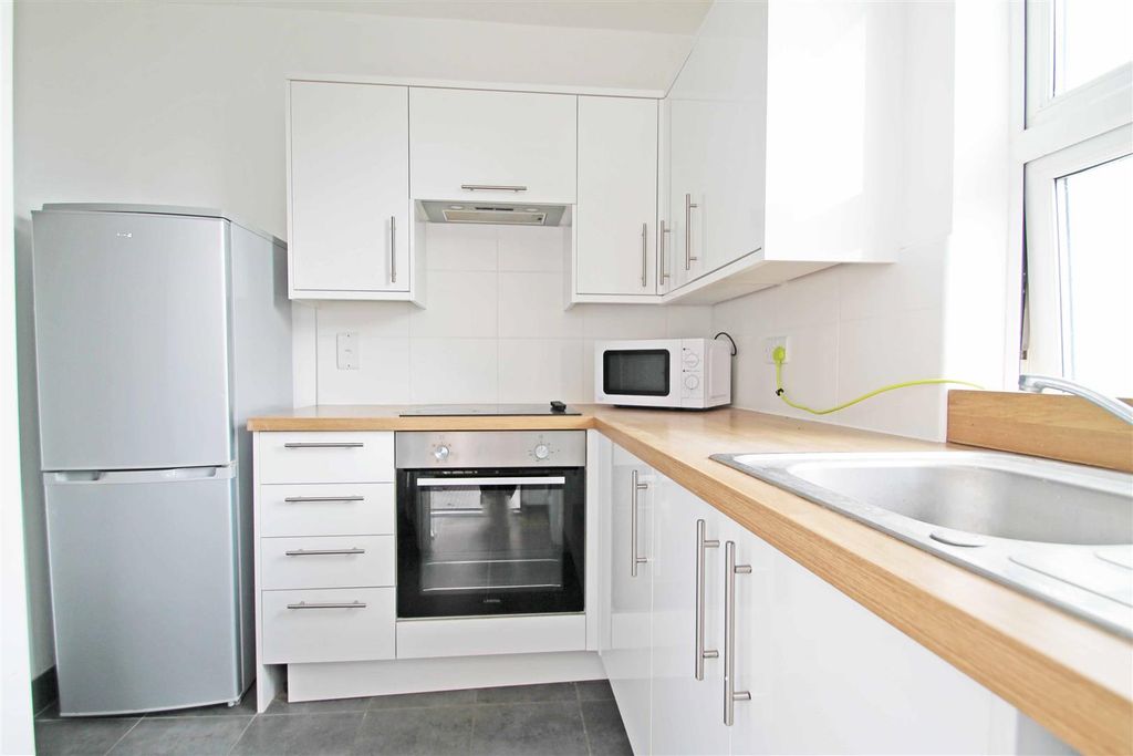 Property photo 3 of 14 Kitchen