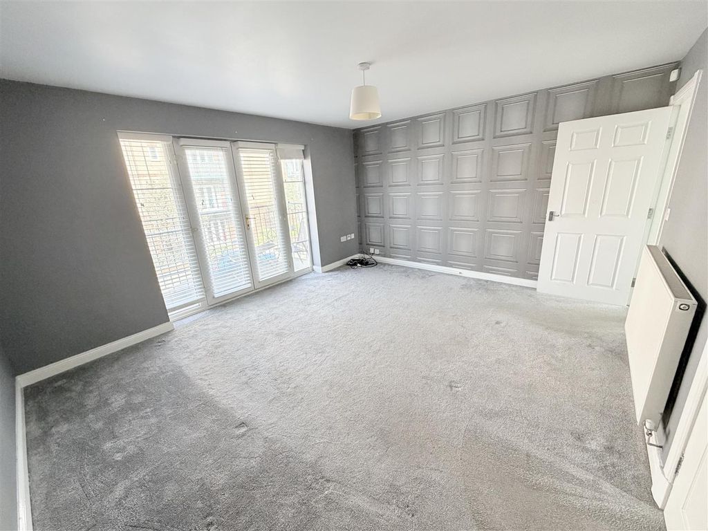 Property photo 3 of 10 Lounge