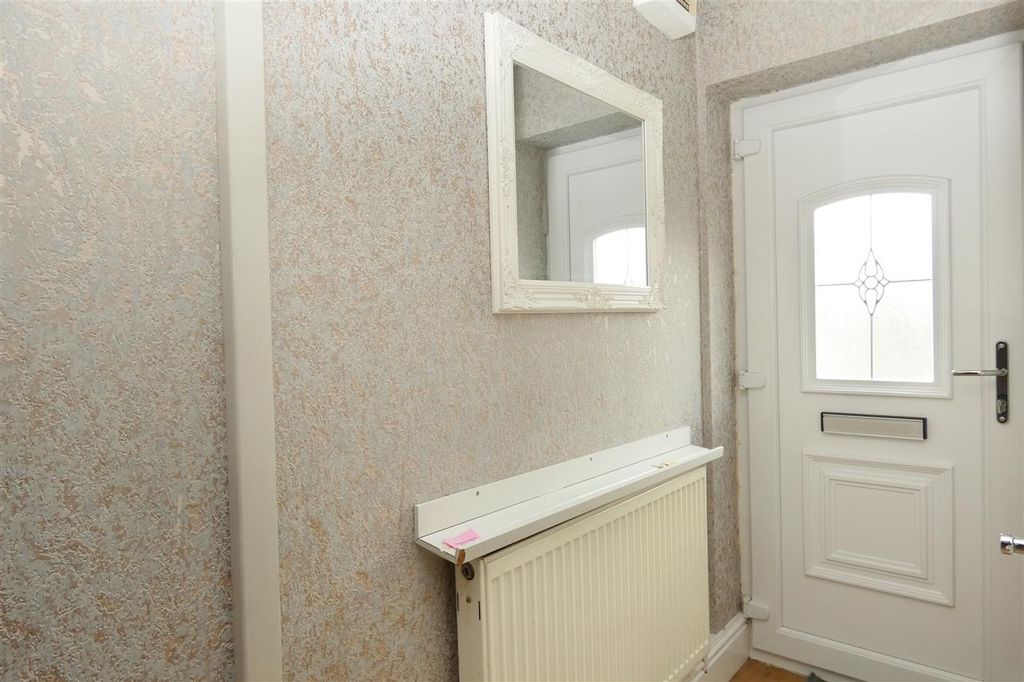 Property photo 3 of 17 Entrance Hall