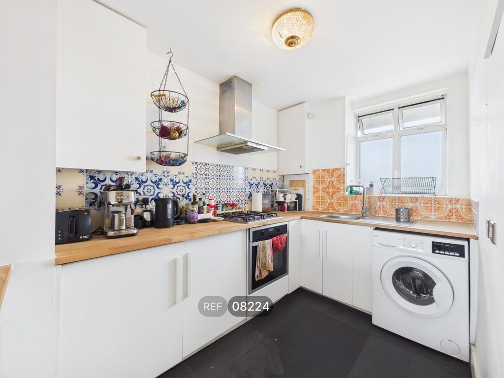 Property photo 2 of 11 Kitchen
