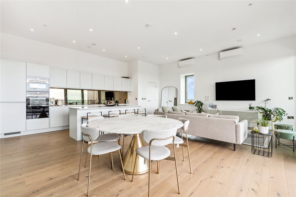 Property photo 3 of 10 Dining Area