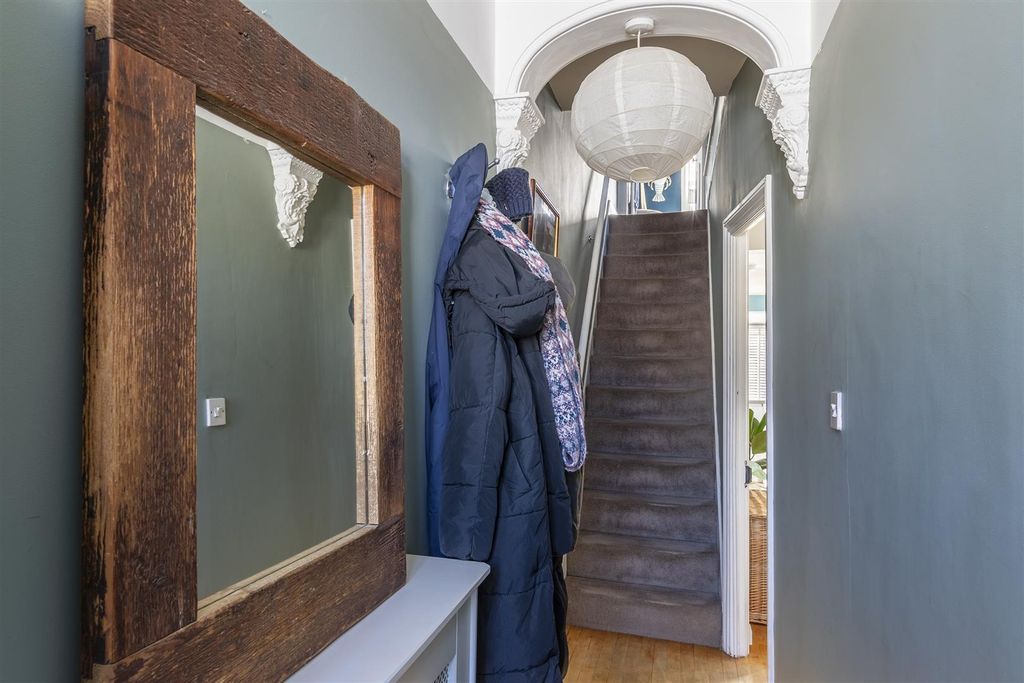 Property photo 2 of 30 Entrance Hall