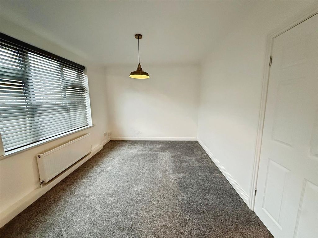 Property photo 3 of 12 4A862Ba4-Image00007.Jpeg