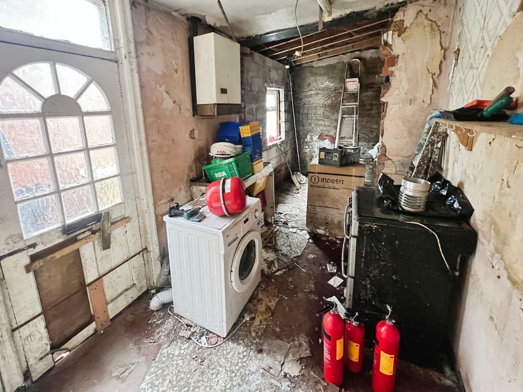 Property photo 3 of 16 Kitchen
