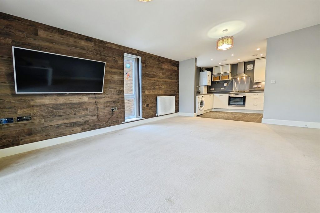 Property photo 2 of 13 (Thumbnail)