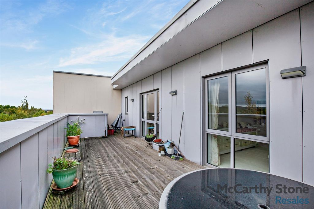 Property photo 3 of 21 8666943-Exterior05-800.Jpg