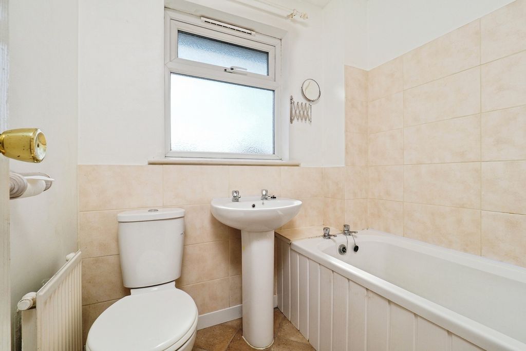 Property photo 3 of 17 Bathroom