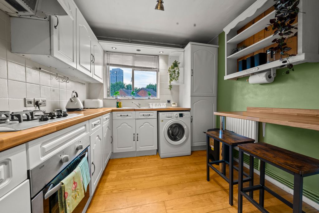 Property photo 3 of 8 Kitchen