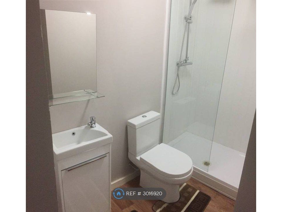Property photo 2 of 8 Bathroom 1