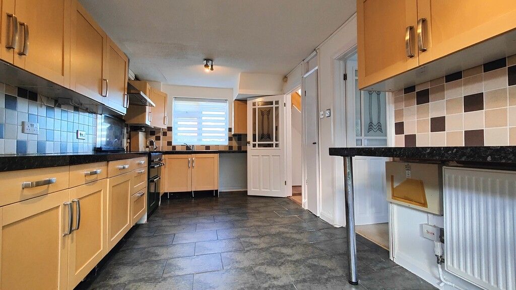 Property photo 3 of 19 Kitchen