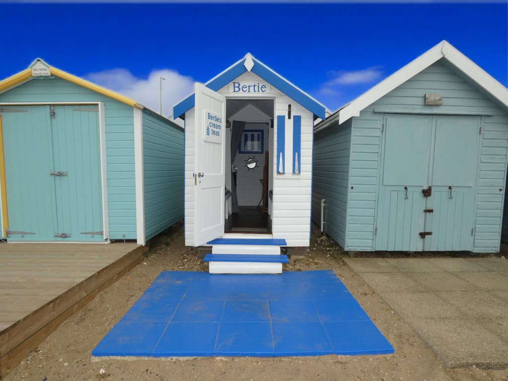Property photo 1 of 6 Beach Hut For Sale