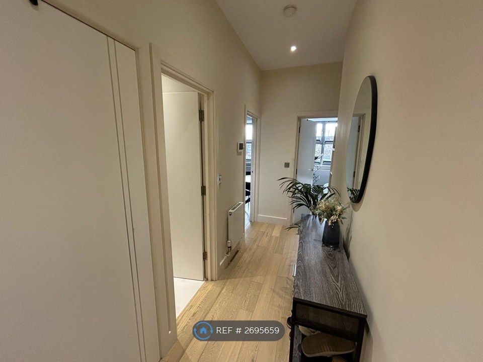 Property photo 2 of 9 Hallway