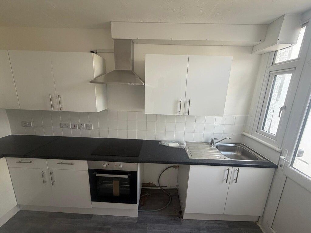 Property photo 3 of 9 Kitchen