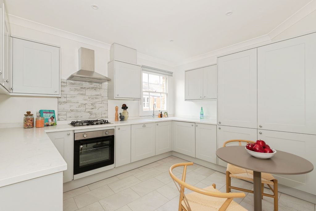 Property photo 2 of 15 Kitchen/Breakfast