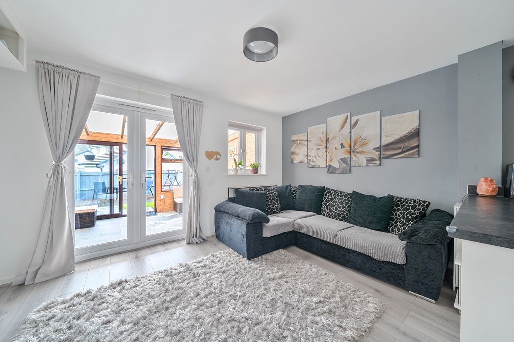 Property photo 3 of 16 1376571-11-690Cbb390206F-Arw-1