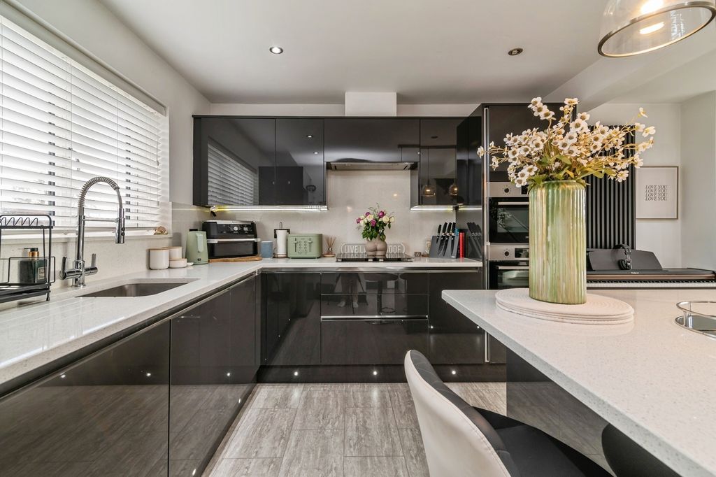 Property photo 3 of 18 Pbox-Img.Jpg