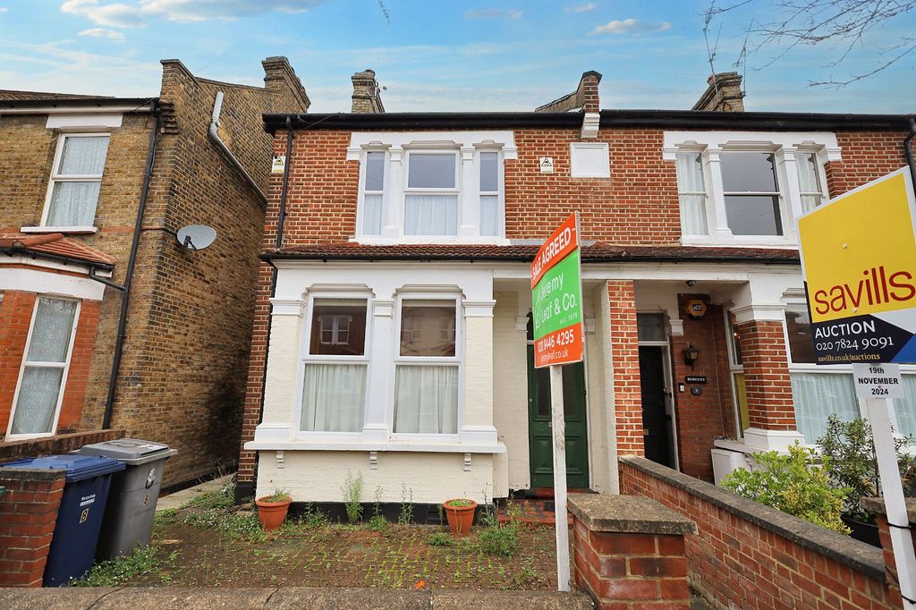 Property photo 1 of 18 8 Goldsmith Road, Barnet, London N11 3Jp