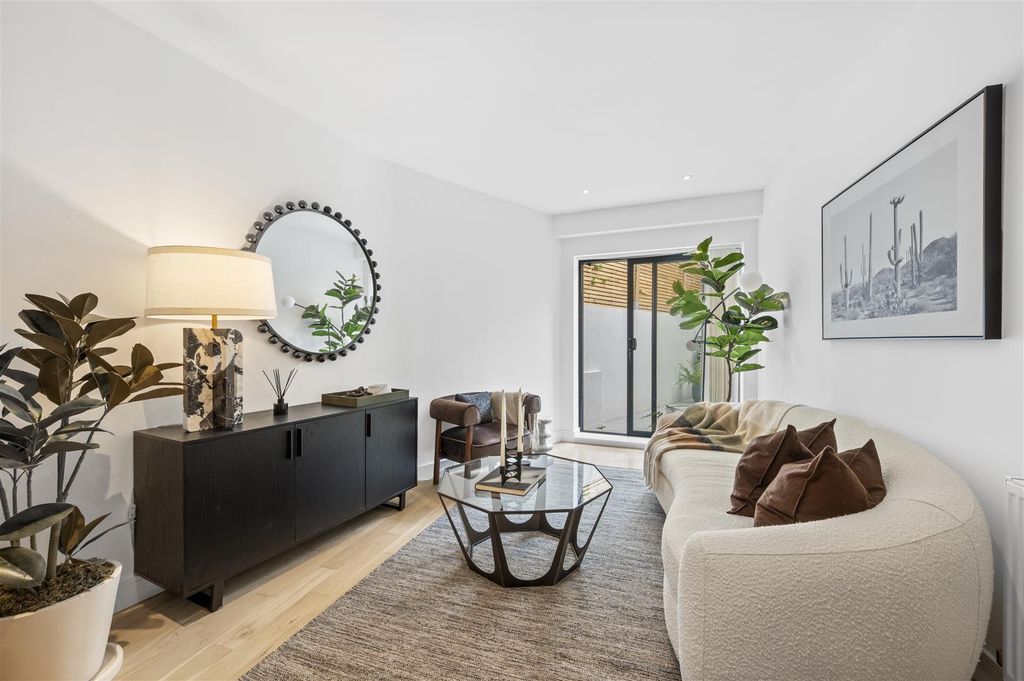 Property photo 1 of 23 Flat 2, Lillium Mews,5.Jpg