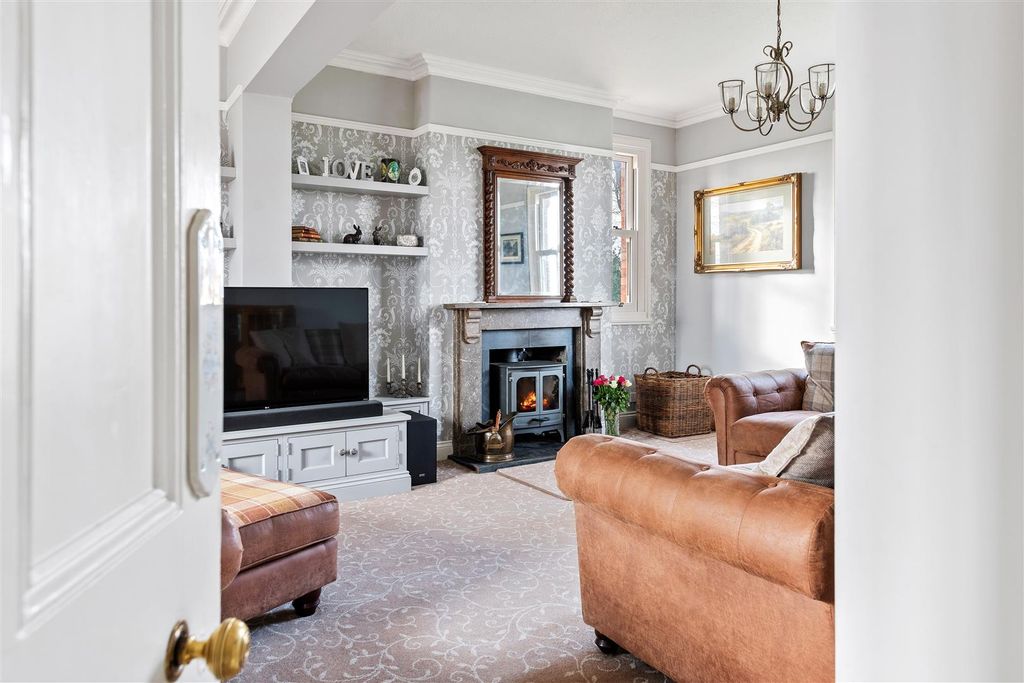 Property photo 2 of 25 Lovely Living Room 469