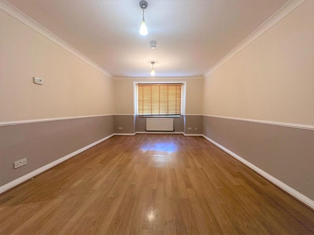 Property photo 3 of 10 Bedroom