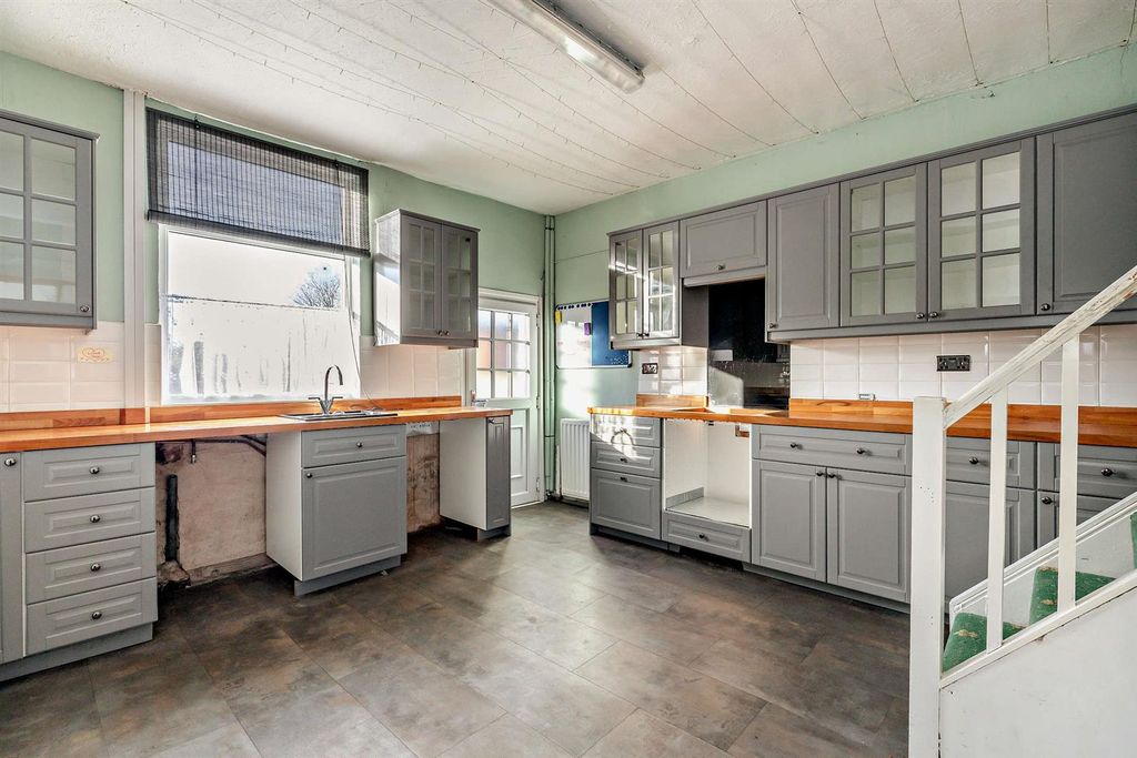 Property photo 2 of 8 8674334-Interior14-800.Jpg