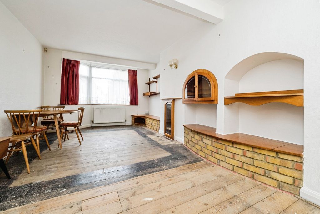 Property photo 2 of 17 Photo