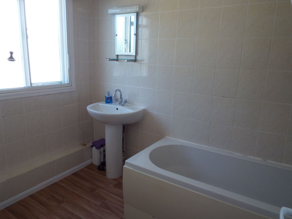 Property photo 3 of 10 Bathroom
