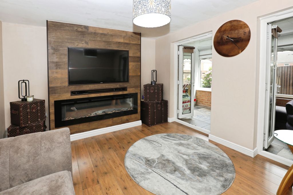 Property photo 2 of 15 Lounge